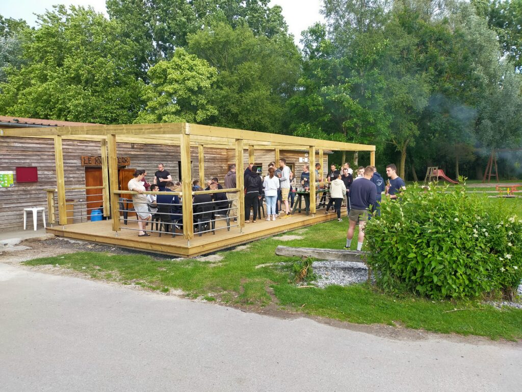 La terrasse du bar du Domaine du Ranch Car