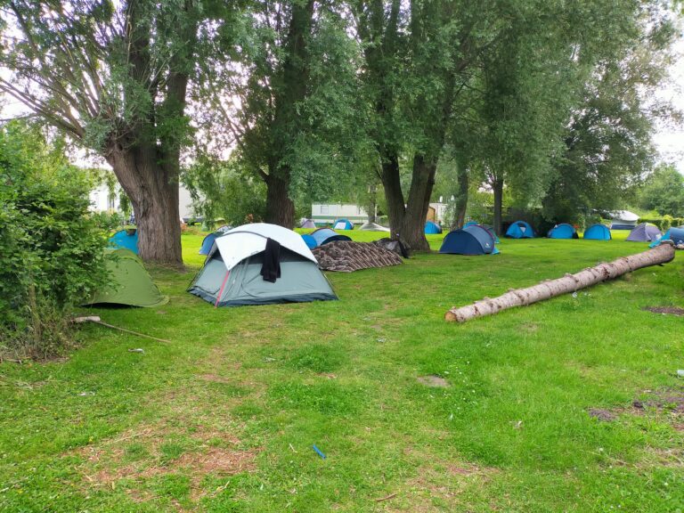 Emplacement camping pour tente du Domaine du Ranch Car, camping près de Saint Omer à Eperlecques
