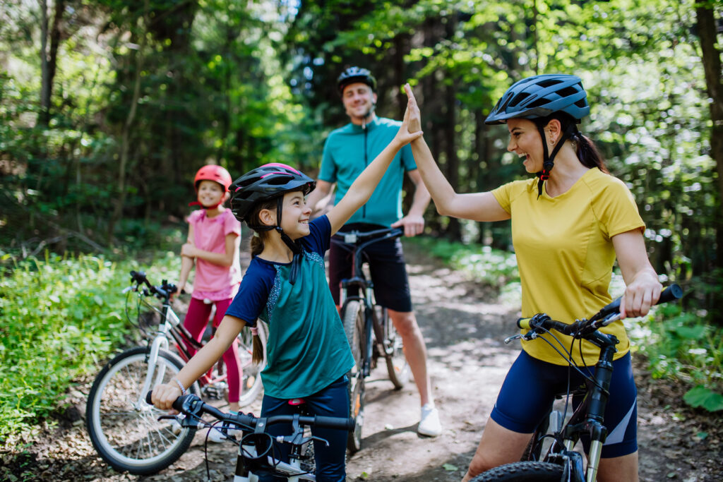 VTT en famille, activité sportive proposée au Domaine du Ranch Car, camping dans le Pas-de-Calais